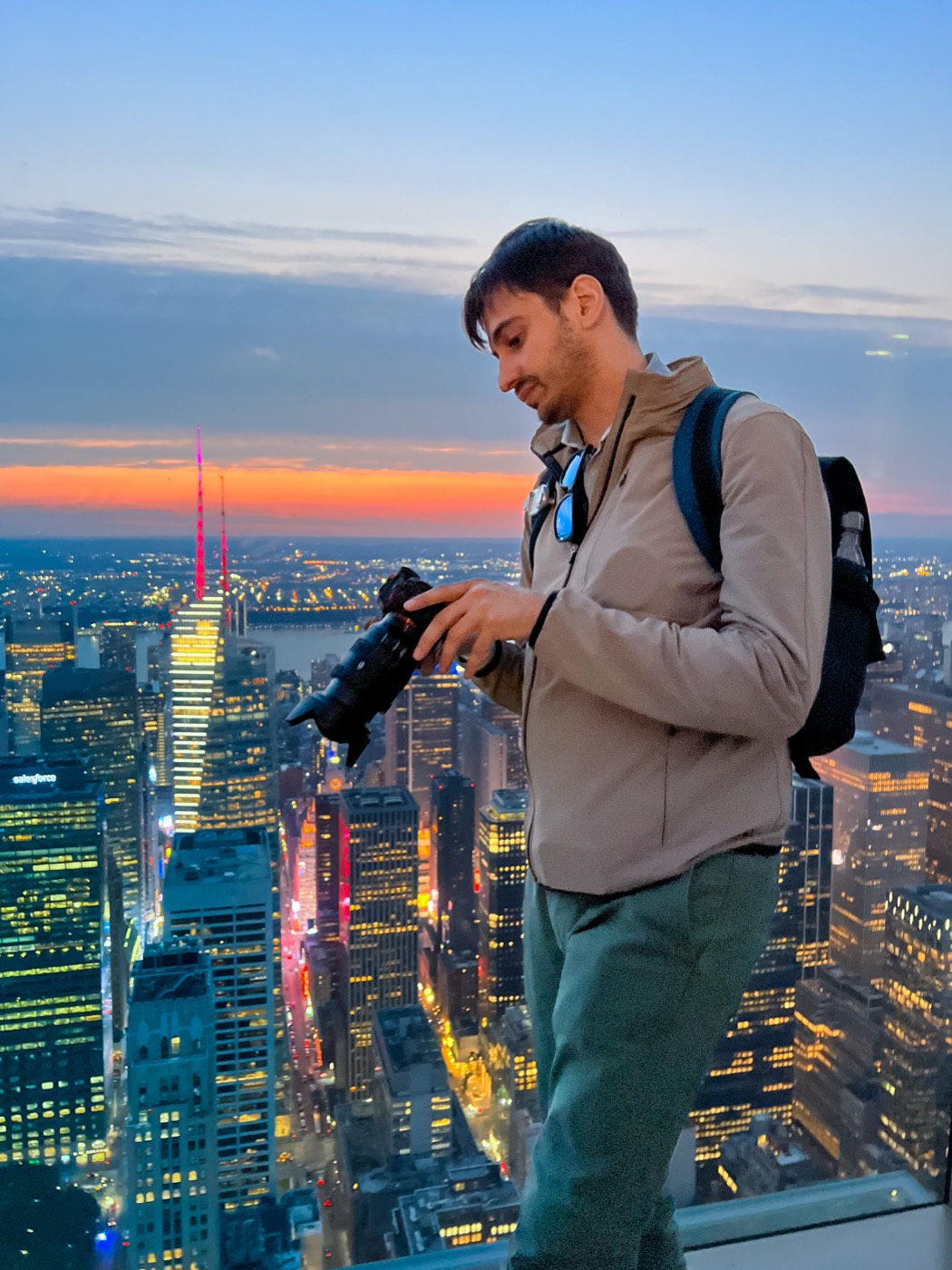 Lorenzo Salomone con la camera, skyline di New York al tramonto